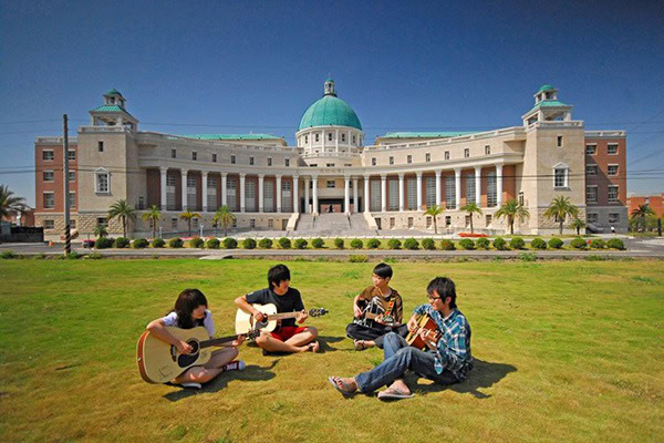 Đại học &Aacute; Ch&acirc;u